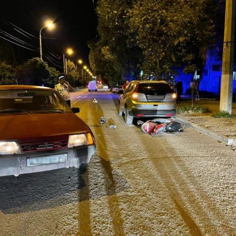 В Севастополе машина сбила подростков